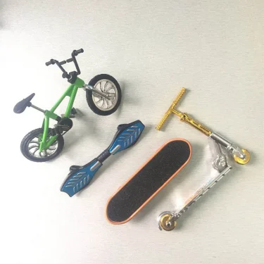 Finger Scooter Mini Finger Skateboarding PlasticFingerboard Toys Skate Boarding Classic Chic Game Boys Desk Toys For Kids Gifts 4