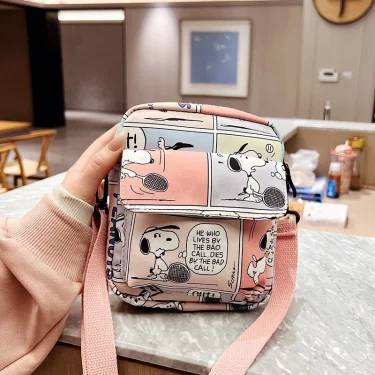 In the spring of the new cartoon corner creature Snoop shoulder diagonal handbag is in stock. 1