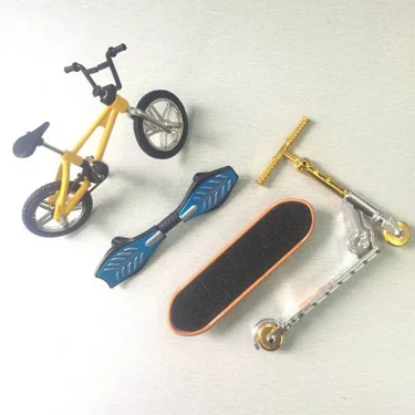 Finger Scooter Mini Finger Skateboarding PlasticFingerboard Toys Skate Boarding Classic Chic Game Boys Desk Toys For Kids Gifts 2