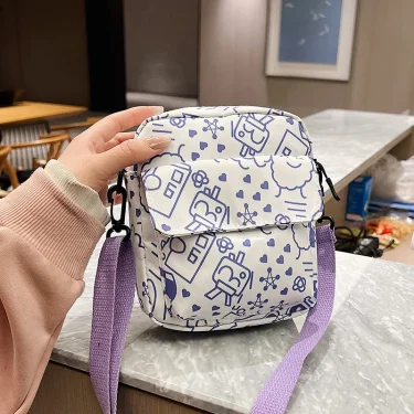 In the spring of the new cartoon corner creature Snoop shoulder diagonal handbag is in stock. 3