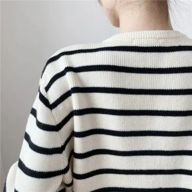 Autumn and winter Korean contrasting striped knitted cardigan women's winter single -row metal buckle pocket sweater cardigans 3