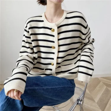Autumn and winter Korean contrasting striped knitted cardigan women's winter single -row metal buckle pocket sweater cardigans 2