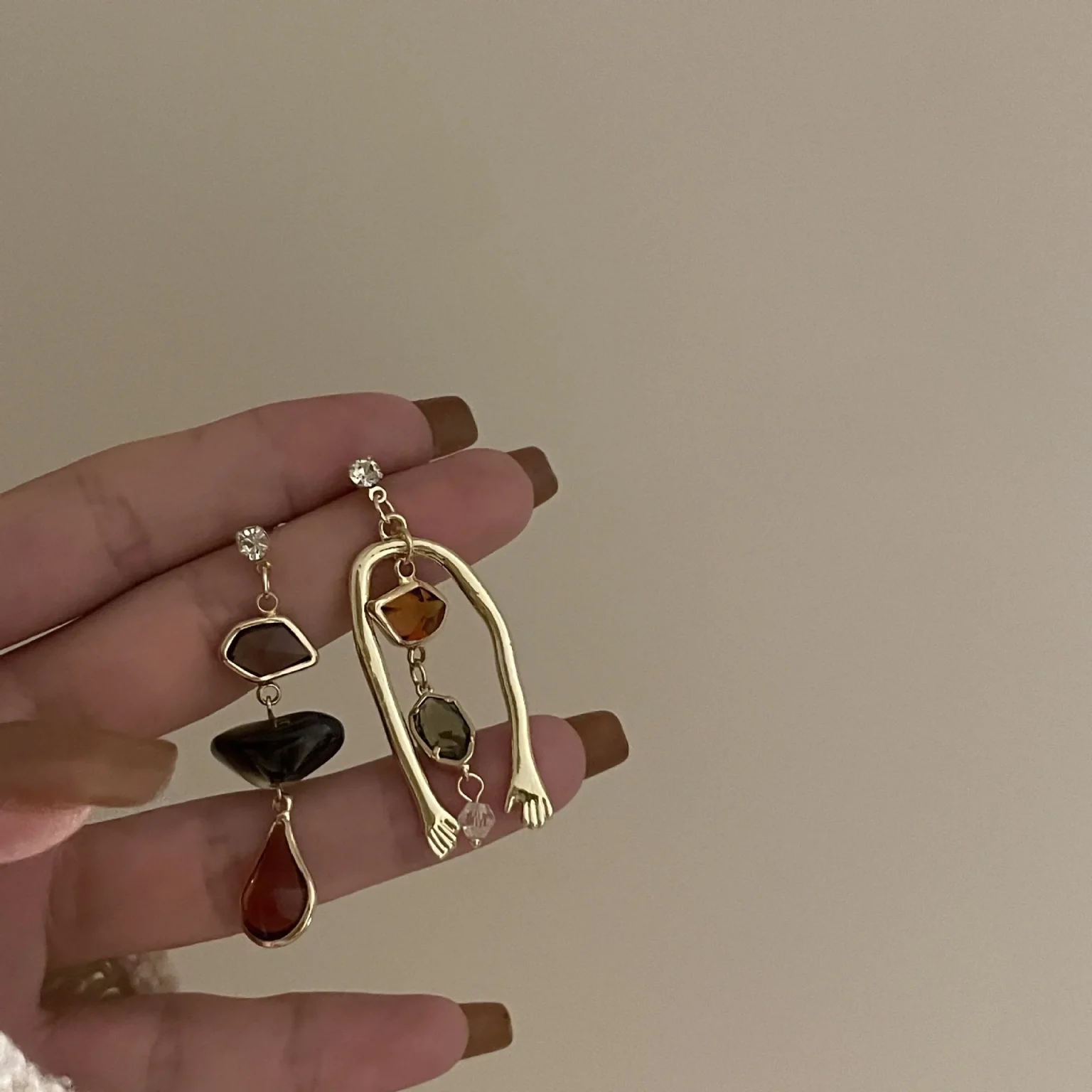 Vintage Abstract Art Style Asymmetric Drop Earrings For Women Personality Humanoid Hand Earrings Party Jewelry 2