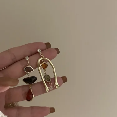 Vintage Abstract Art Style Asymmetric Drop Earrings For Women Personality Humanoid Hand Earrings Party Jewelry 2