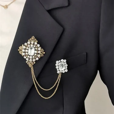 Baroque British Style Rhinestone Brooch Pins Emerald Tassel Chain Pearl Brooch Collar Shirt Pin Accessories for Women 6