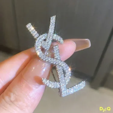 2025 Trendy Design Art Luxurys Letter Rhinestone Chest Brooches Women's Exquisite Chest Flower Pin Overcoat Sweater Accessory 2