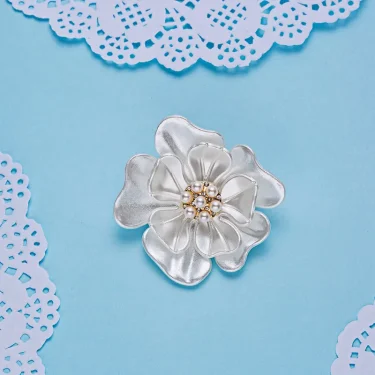 Trendy New Camellia Women Brooch Elegant Flower Pearl Pins Fashion Female Party Coat Dress Scarf Accessories Jewelry Gift 4