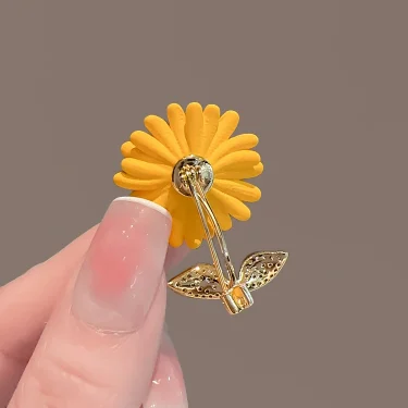 Trendy Sunflower Metal Brooch Exquisite Rhinestone Leaf Lapel Pins for Women Clothing Suit Badges Jewelry Accessories Gift 6