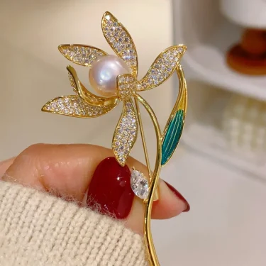 High End Fashion Luxury Rhinestone Narcissus Flower For Women Elegant Pearl Zircon Plant Brooch Pin Clothing Accessories Jewelry 2