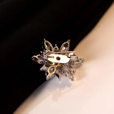 1Pc New Fashion Christmas Snowflake Brooch Zircon Brooches for Women Men Pins Dress Coat Accessories Jewelry Gifts 5