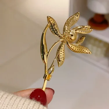High End Fashion Luxury Rhinestone Narcissus Flower For Women Elegant Pearl Zircon Plant Brooch Pin Clothing Accessories Jewelry 3