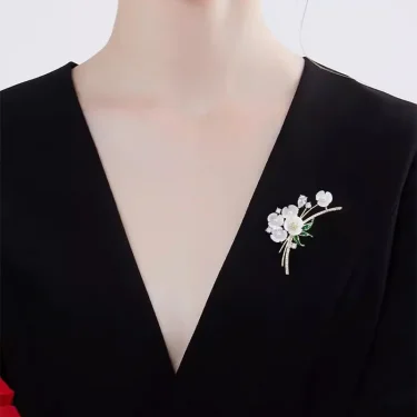 New Delicate Floral Brooch Pin Unisex High-end Feminine Pearl Corsage Luxury Design White Crystal Pins Rhinestone Accessories 6