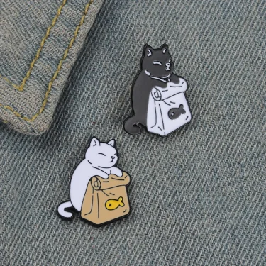 simple black white cat with a bag metal design Badges Brooch Enamel Pins label Bag Backpack hat Jewelry gift clothes accessories 4