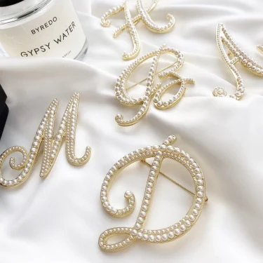 2025 Korea Fashion Vintage Pearl Letter Brooches Pins Metal Gold Color Women Sweater Suit Brooch Party Jewelry Accessories 1