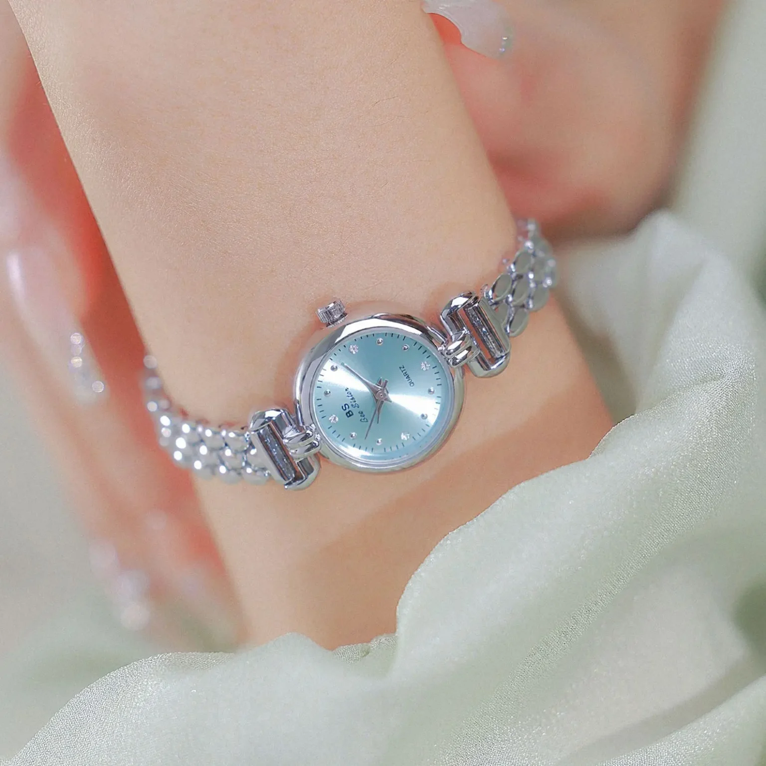 UTHAI Women Bracelet Watch Light Luxury Brand Waterproof Ice Blue Silver Gold Wristwatch Student Ladies Fashion Quartz Watches 4