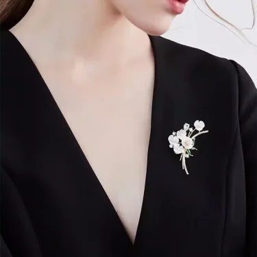 New Delicate Floral Brooch Pin Unisex High-end Feminine Pearl Corsage Luxury Design White Crystal Pins Rhinestone Accessories 3