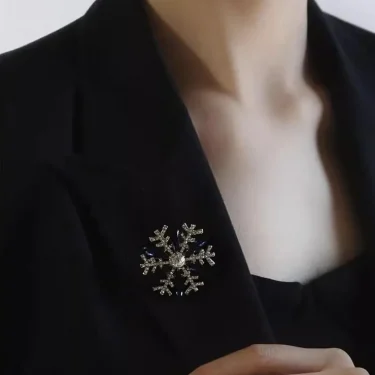 Exquisite Women‘s Brooch Crystal Snowflake Lapel Pins for Men Blue CZ Rhinestone Suit Clothes Badge Luxury Jewelry Accessories 4