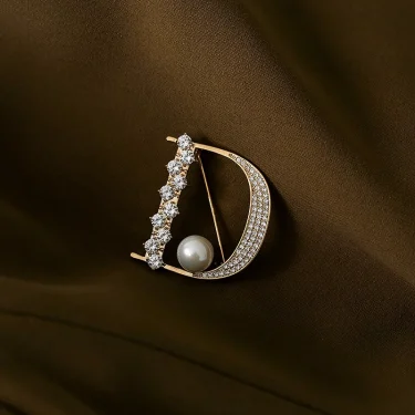 Luxury Rhinestone Letter D Brooches for Women Zircon Pearl Lapel Pins Gold Color Metal Party Clothes Suit Small Accessories Gift 3