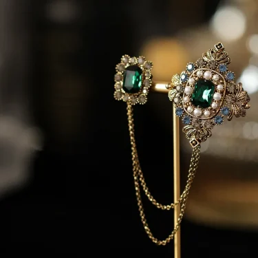 Baroque British Style Rhinestone Brooch Pins Emerald Tassel Chain Pearl Brooch Collar Shirt Pin Accessories for Women 4