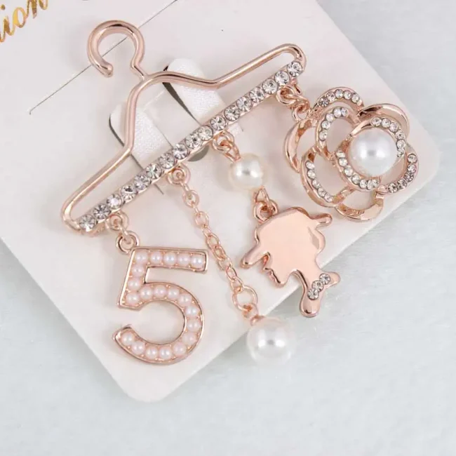 Fashion Brooch Pin Generous Pearl letter Brooch Pin Scarf Pin Top Fashion N5 Brooch For Women 4