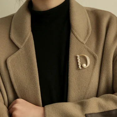 Luxury Rhinestone Letter D Brooches for Women Zircon Pearl Lapel Pins Gold Color Metal Party Clothes Suit Small Accessories Gift 2