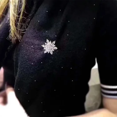 1Pc New Fashion Christmas Snowflake Brooch Zircon Brooches for Women Men Pins Dress Coat Accessories Jewelry Gifts 6