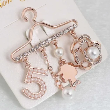 Fashion Brooch Pin Generous Pearl letter Brooch Pin Scarf Pin Top Fashion N5 Brooch For Women 1
