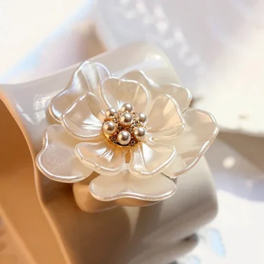 Trendy New Camellia Women Brooch Elegant Flower Pearl Pins Fashion Female Party Coat Dress Scarf Accessories Jewelry Gift 2