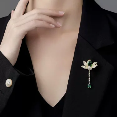 Vintage Elegant Women Classic Pendant Lotus Crystal Brooches Badges Exquisite Lady Shiny Plant Rhinestone Party Pins Jewelry 3