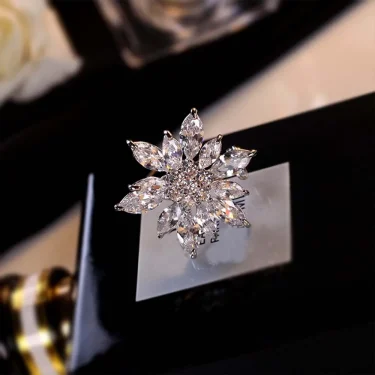 1Pc New Fashion Christmas Snowflake Brooch Zircon Brooches for Women Men Pins Dress Coat Accessories Jewelry Gifts 3