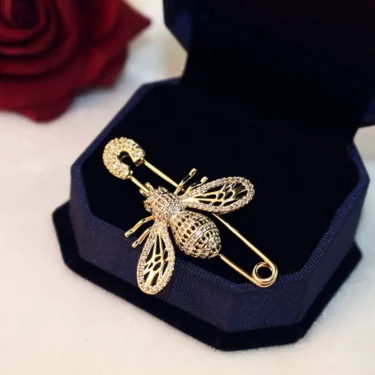 Luxury Full Crystal Gold Color Bee Brooches For Woman Shiny Hollow Bee Brooch Pin For Coat Scraf Fine Jewelry 2