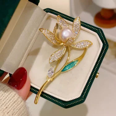 High End Fashion Luxury Rhinestone Narcissus Flower For Women Elegant Pearl Zircon Plant Brooch Pin Clothing Accessories Jewelry 1