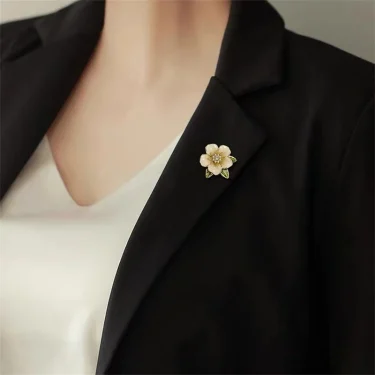 Elegant White Black Camellia Flower Brooches Pins For Women Beautiful Flower Plant Dressing Clothes Corsage Jewelry Accessories 6