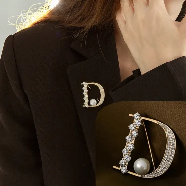 Luxury Rhinestone Letter D Brooches for Women Zircon Pearl Lapel Pins Gold Color Metal Party Clothes Suit Small Accessories Gift 1