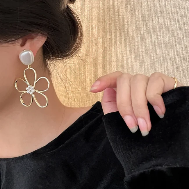Simple Pearl Flower Earrings For Women Fashion High-End Metal Sense Temperament Earrings 2022 Trend 4