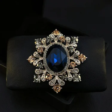 Retro Crystal Brooch Elegant and Dignified Gorgeous Women Pins Autumn and Winter Coat Vintage Accessorie exquisite Badge Gift 2