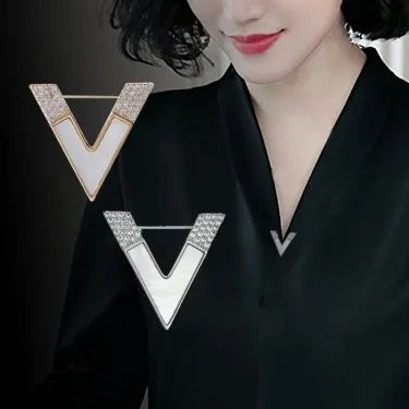 Luxury Rhinestone Letter D Brooches for Women Zircon Pearl Lapel Pins Gold Color Metal Party Clothes Suit Small Accessories Gift 4