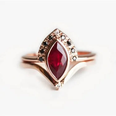 Fashion Rhombus Red Zircon Stones Rose Gold Color Rings for Women Classic Metal Marquise Bridal Wedding Rings Set Jewelry 2
