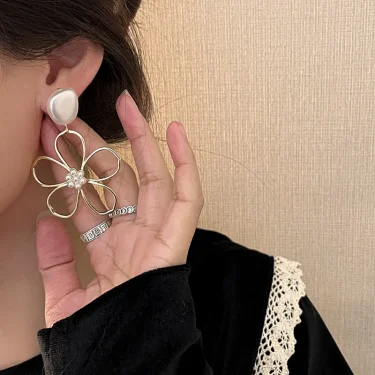 Simple Pearl Flower Earrings For Women Fashion High-End Metal Sense Temperament Earrings 2022 Trend 2