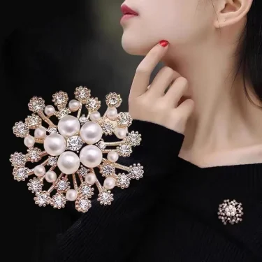 Trendy Classic Elegant Crystal Brooches Pearl Rhinestone Clothing Brooch Luxury Metal Lapel Pins For Lady Wedding Jewelry Gifts 2