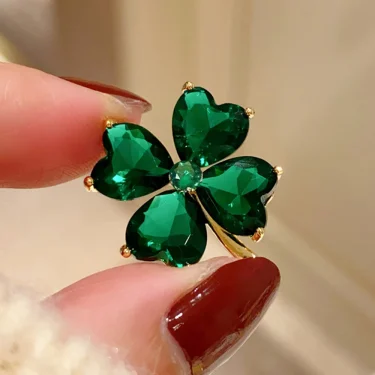 Delicate Green Crystal Lucky Four Leaf Clover Brooches for Women Retro Emerald Heart Lapel Pin Female Wedding Clothing Jewelry 1