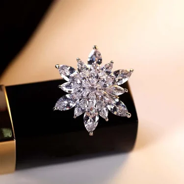1Pc New Fashion Christmas Snowflake Brooch Zircon Brooches for Women Men Pins Dress Coat Accessories Jewelry Gifts 2