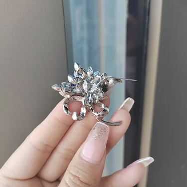 New Luxury Design Blue Crystal Brooches For Women Inlaid Rhinestone Pins Jewelry Clothing Accessories Gift 2