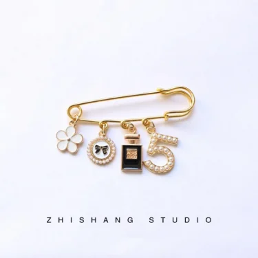 Fashion brooches with cute thing small pin jacket sweater pin cardigan vintage pearl accessory with mini bag bottle brooch 1