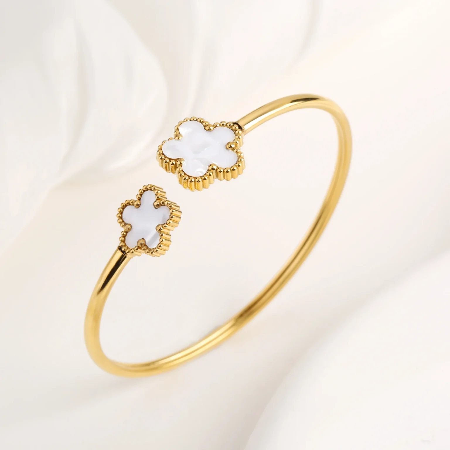 Gold-Plated Stainless Steel Five-Leaf Flower Open Bangle Luxury For Woman Girl Party Lucky Jewelry Accessories Daily Wear Clover 2