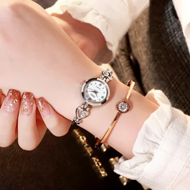 2024Fashion Women Heart Bracelet Watch Rose Gold Quartz Watch Wristwatch Women Dress Casual Bracelet Watches Clothes Accessories 3