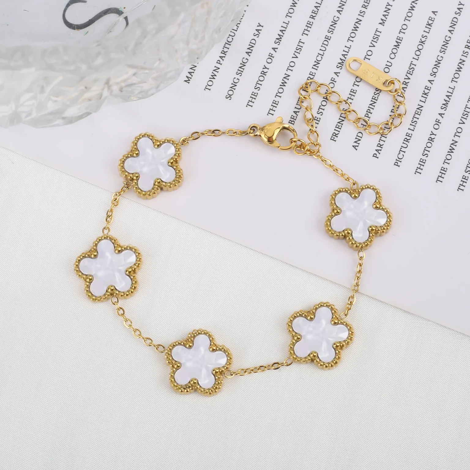 Light Luxury Stainless Steel Hot Sale Black and White Shell Five Leaf Flower Bracelet Simple Woman Fashion Daily Party Jewelry C 2