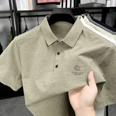 New Men's Business Casual Short Sleeved Shirt with Badge Solid Color Polo Shirt Fashionable Breathable Comfortable Versatile Top 2