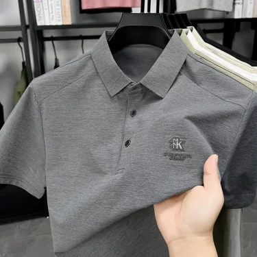 New Men's Business Casual Short Sleeved Shirt with Badge Solid Color Polo Shirt Fashionable Breathable Comfortable Versatile Top 1
