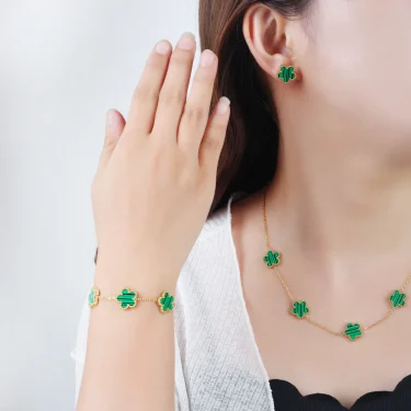 Light Luxury Stainless Steel Hot Sale Black and White Shell Five Leaf Flower Bracelet Simple Woman Fashion Daily Party Jewelry C 6